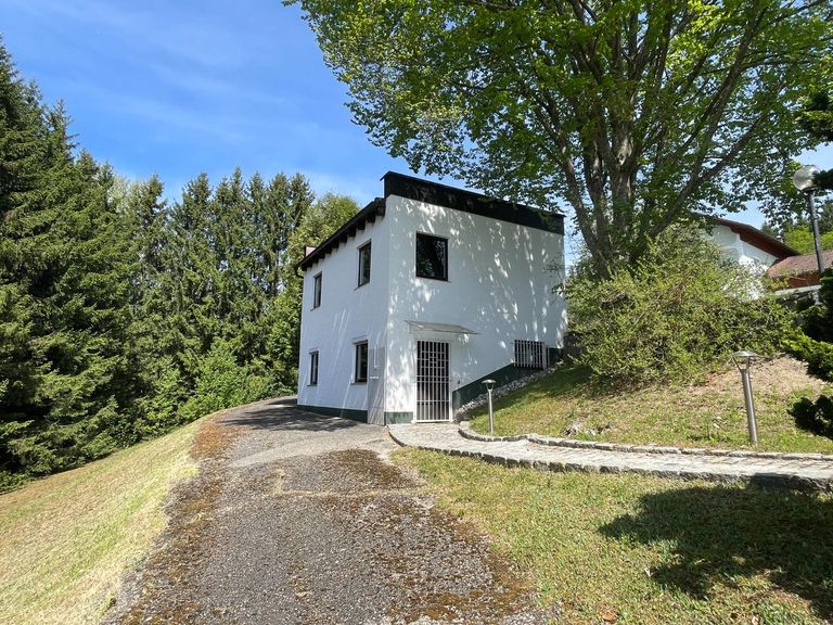 24_Ausstellung und Garage