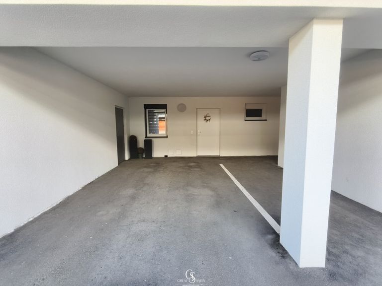 breiter überdachter Autoabstellplatz - direkt vor der Wohnungstüre