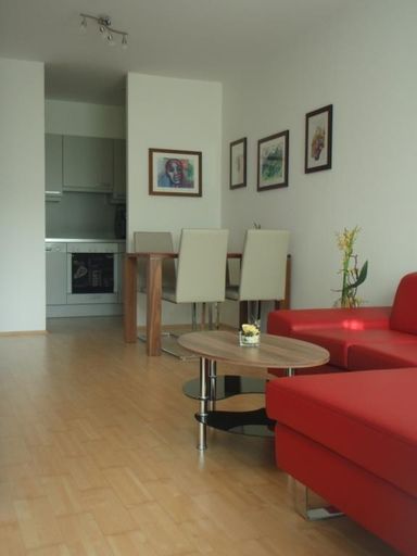 Wohnzimmer (Blick zur Küche)