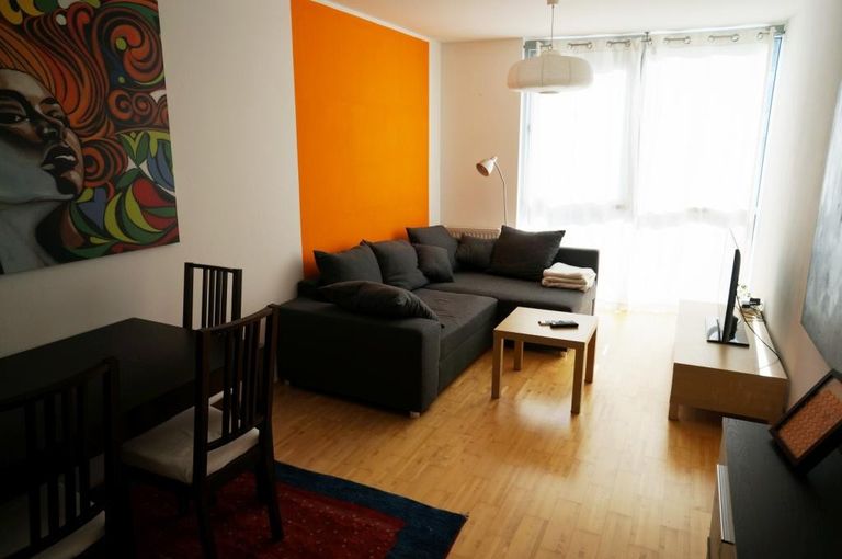 großes, helles Wohnzimmer