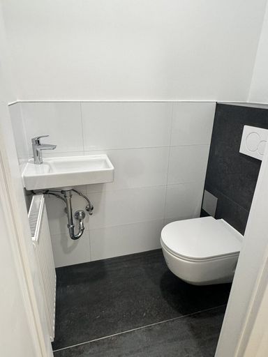 Toilette mit Waschbecken