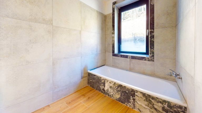 Badezimmer (EG)