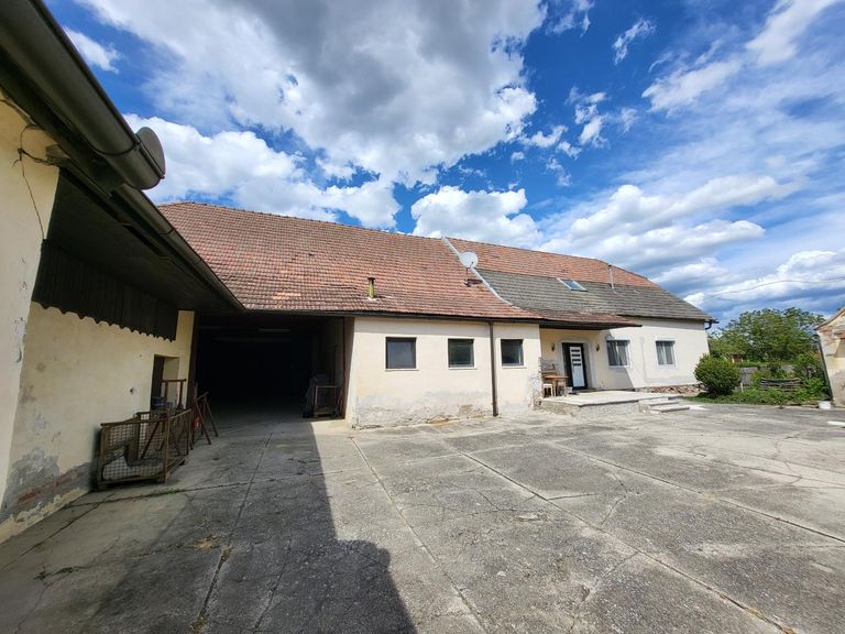 Hof mit Wohnhaus