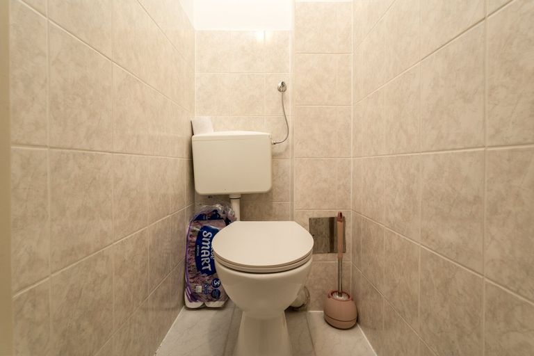 separates WC
