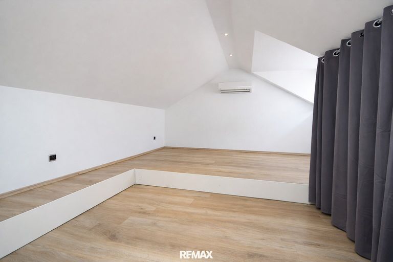 Raum Dachboden mit Klimaanlage