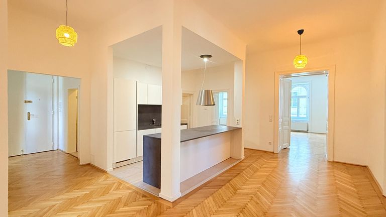Wohnraum mit Küchenblick