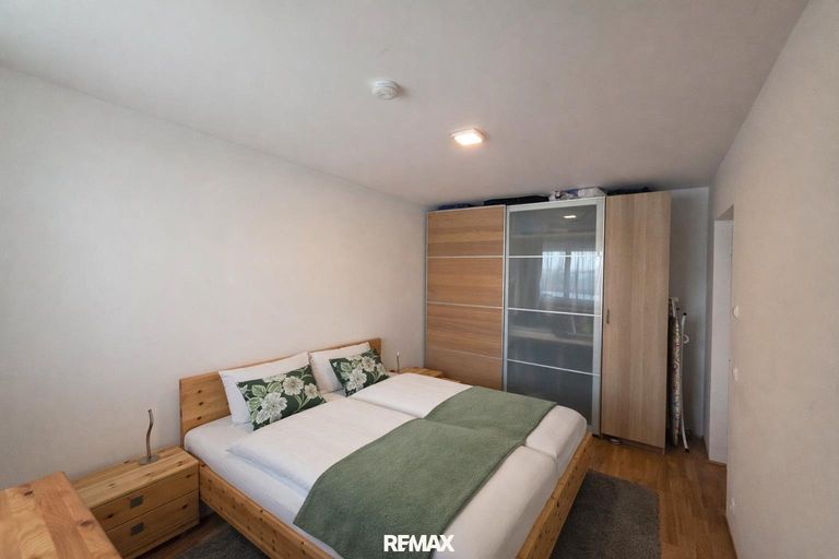 Schlafzimmer_KI_geräumt_2