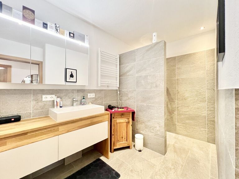 Modernes Badezimmer mit Dusche