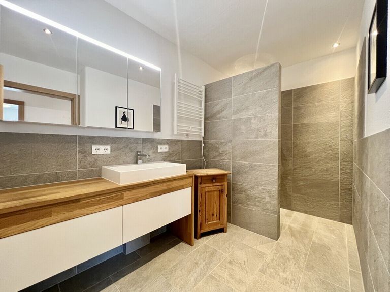 Modernes Badezimmer mit Dusche