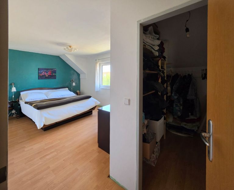 Schlafzimmer mit Schrankraum