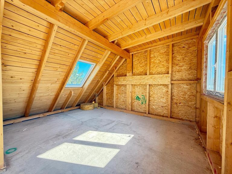 3. Stock Master Bedroom mit eigenem Bad & Terrasse