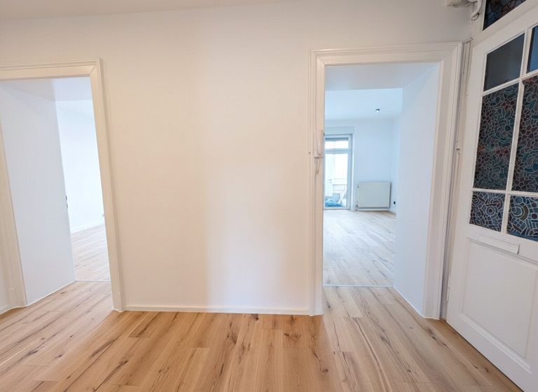 Eingangsbereich mit Blick in Zimmer 2 (re) & Zimmer 3 (li.)