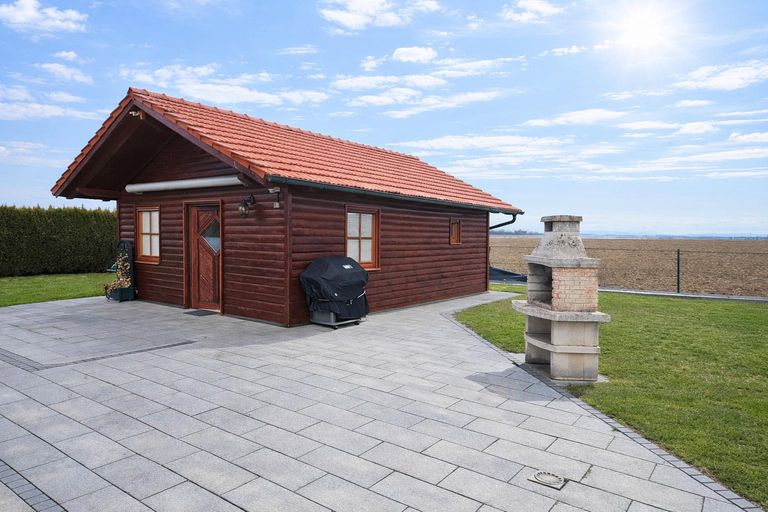 Außenansicht mit Grillplatz