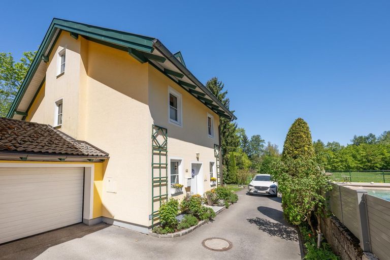 Zufahrt und Parkfläche beim Haus