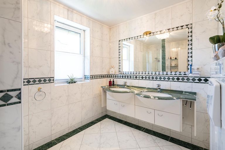 Badezimmer im OG mit Dusche und WC