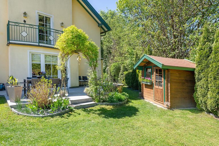 Gepflegter Garten mit Terrasse und Gartenhaus
