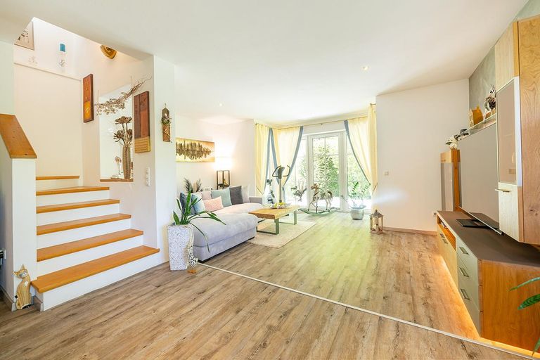 großes Wohnzimmer nach Westen mit Treppe ins OG