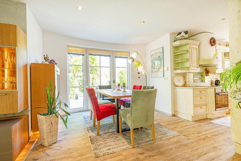 Essbereich mit Zugang zur Terrasse und zum Garten