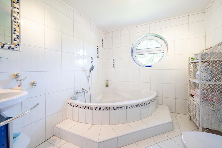 Badezimmer im DG mit Eckwanne und WC