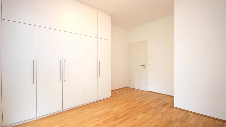 Zimmer 1 mit Schrank