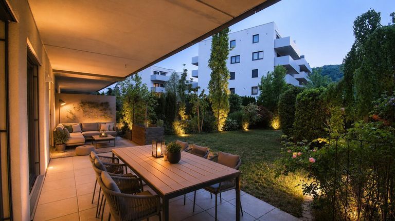 Garten Abendansicht mit Einrichtungsbeispiel
