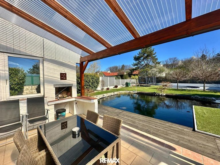 Terrasse mit Teich
