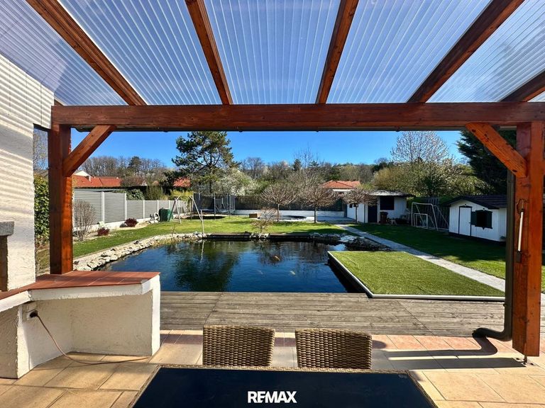 Terrasse mit Teich und Garten