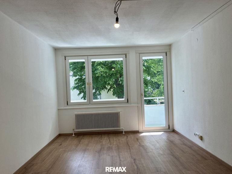 Wohnraum mit Ausgang Loggia
