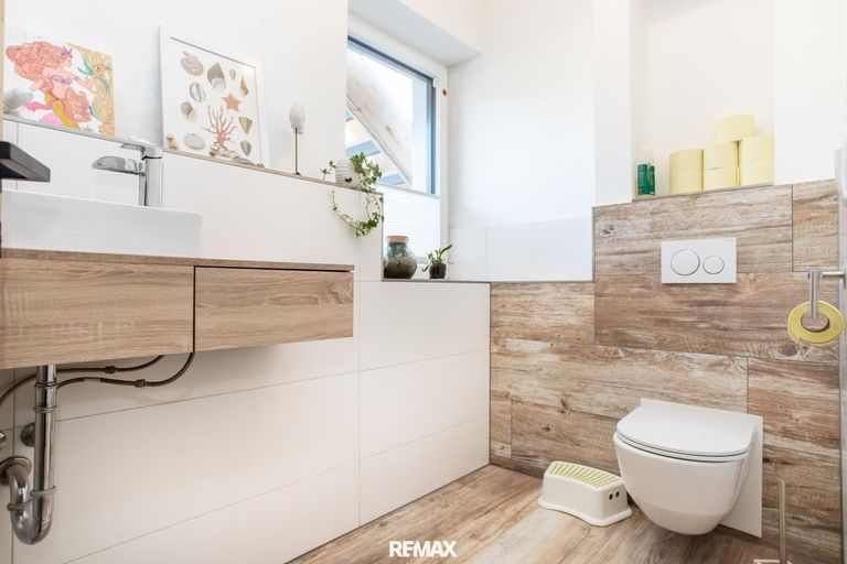 separates WC mit Fenster
