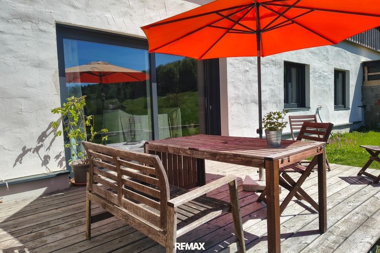 Terrasse mit Eingang in den Wohn- und Essbereich~2