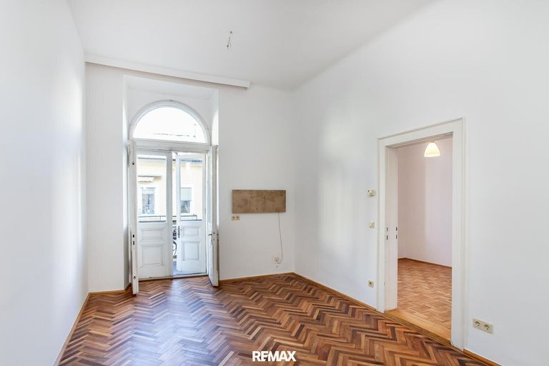 Zimmer mit Ausgang auf den Balkon