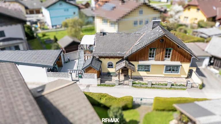 Aussenansicht Haus und Garage