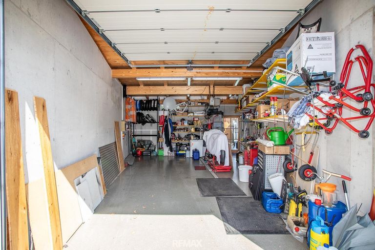 Garage neben Wohnhaus