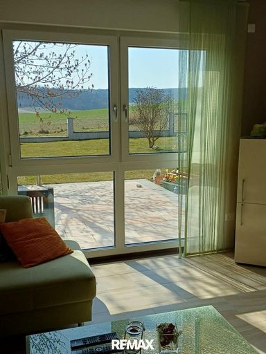 Blick vom Wohnzimmer in den Garten