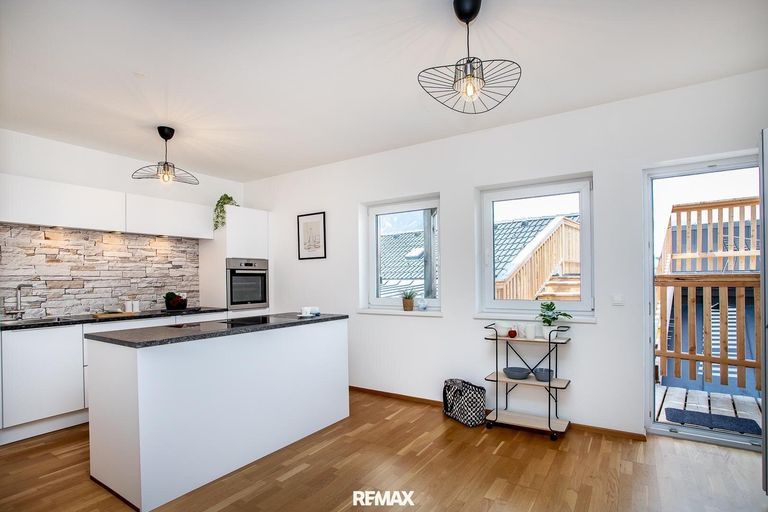 Küche mit Dachterrassenzugang