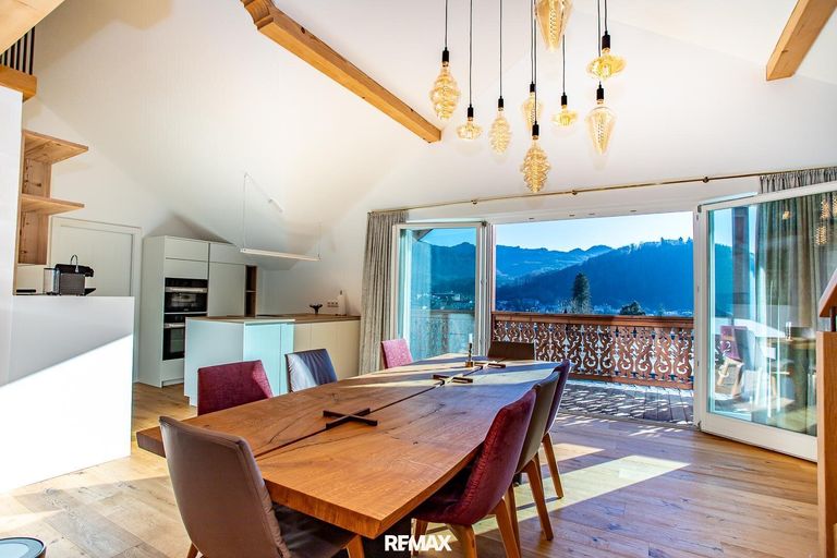Küche samt Essbereich und Balkon