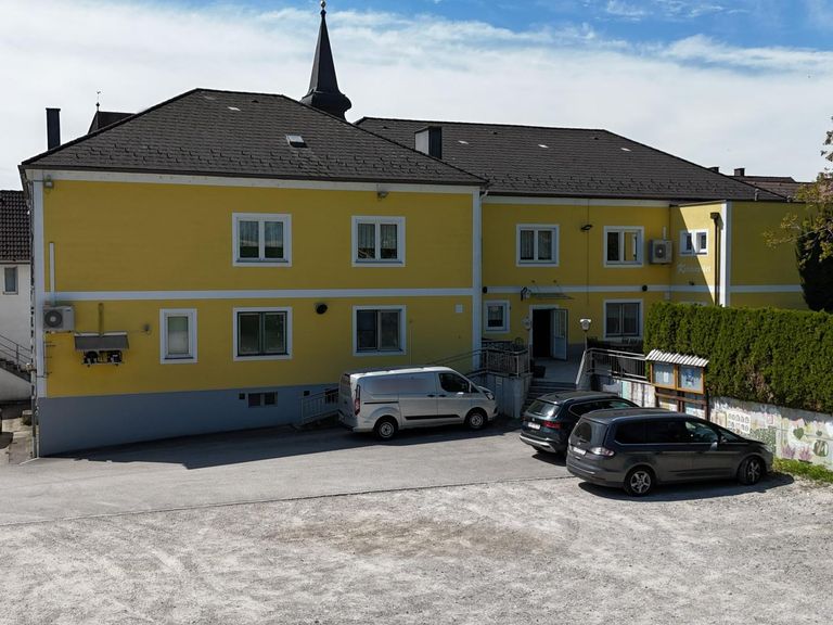 Ansicht hinten vom Parkplatz