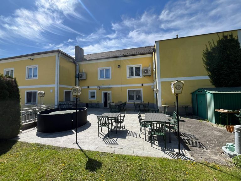 Ansicht mit Gastgarten