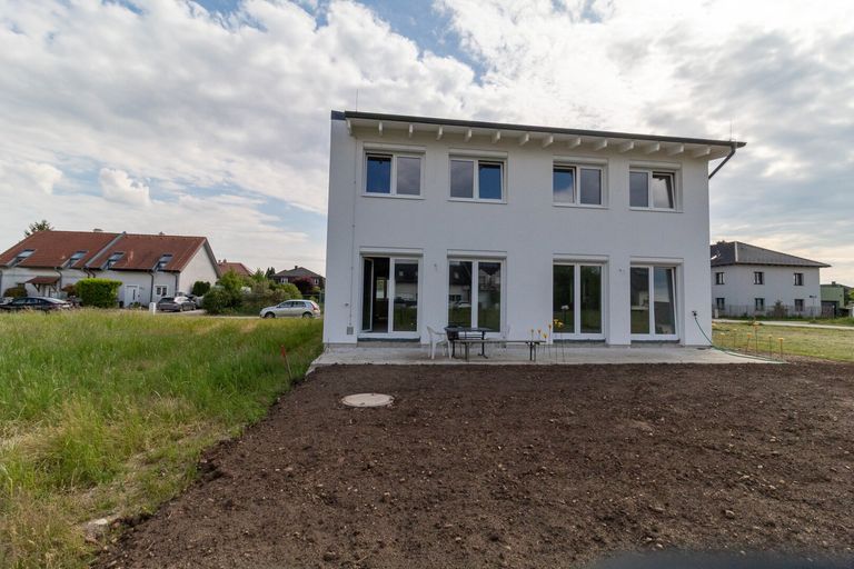 Blick vom Garten zum Haus