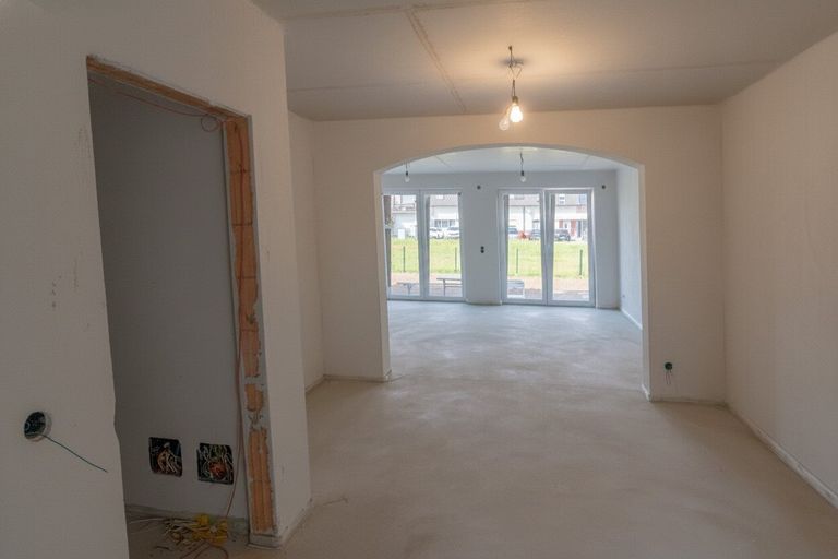 Blick von der Küche zum Wohnbereich und Terrassenausgang