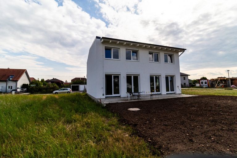 Blick vom Garten zum Haus