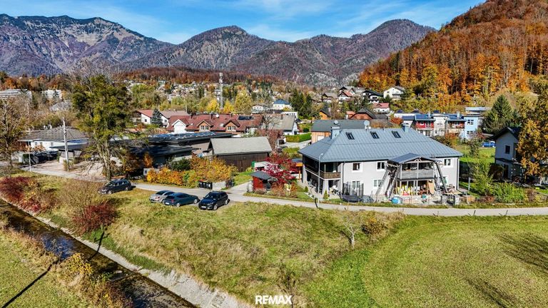Drohenaufnahme des Gartenbereichs und der Parkplätze