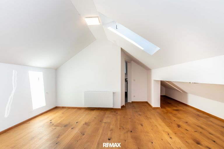 Schlafbereich mit Zugang zum Badezimmer