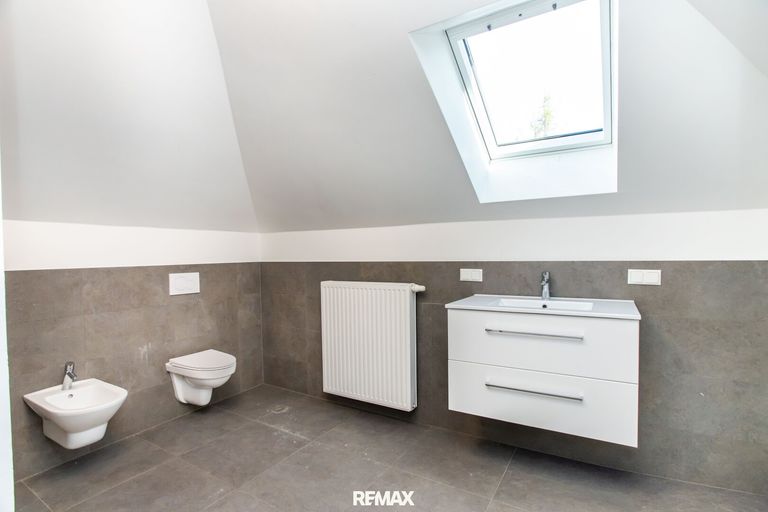 Badezimmer mit Bidet und WC