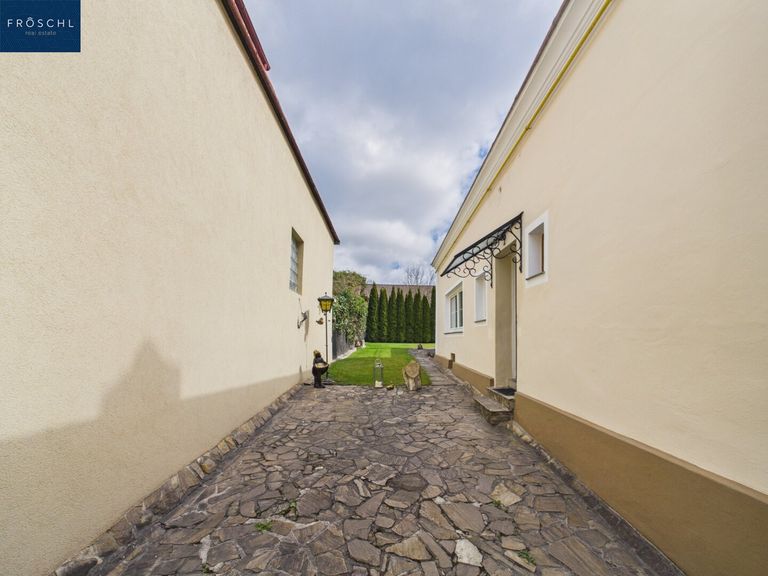 Einfahrt zum Garten und Wohnhaus