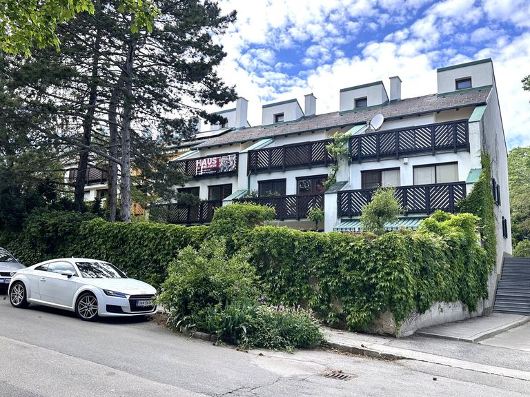 Straßenansicht mit vielen Parkplätzen