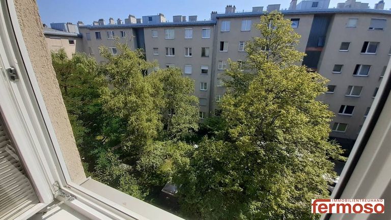 Ausblick in in den grünen Innenhof
