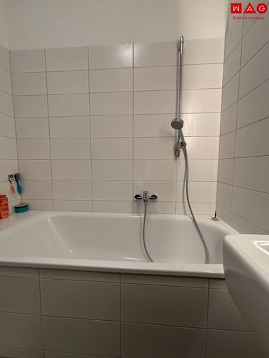Bad mit Badewanne