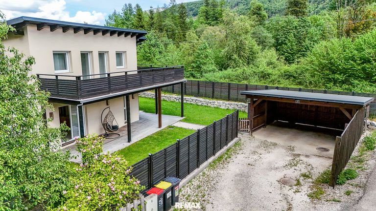 Aussenansicht Carport und Haus