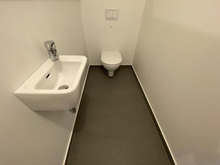 WC mit Waschbecken